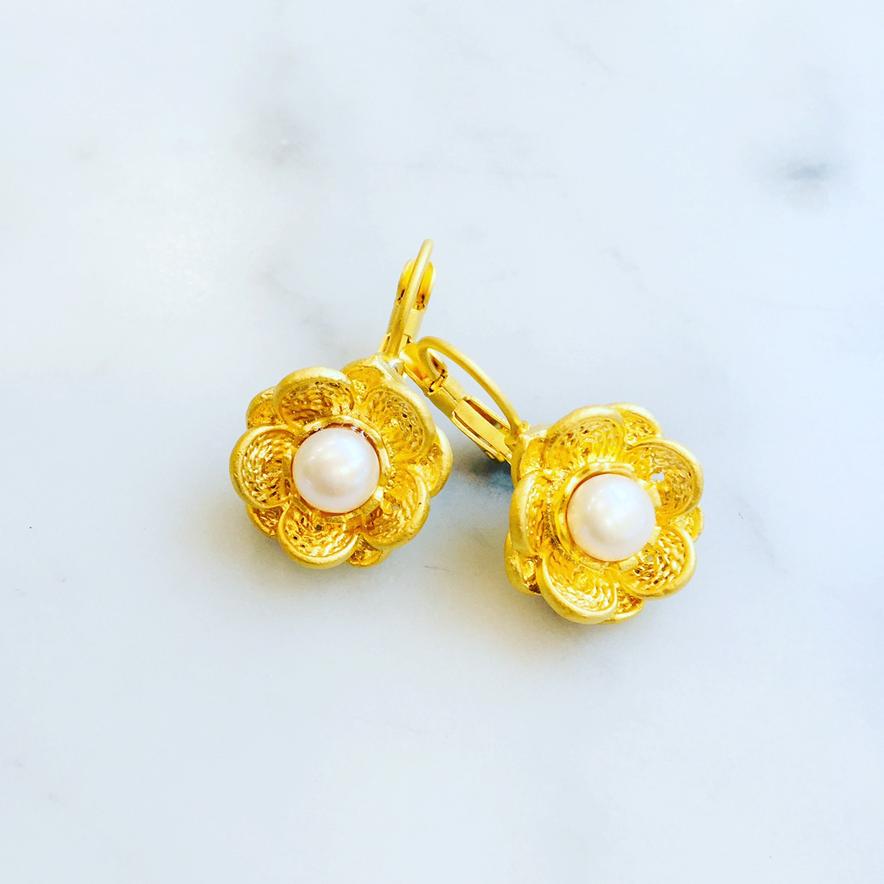 22ct gold with luminous pearl leverbacks